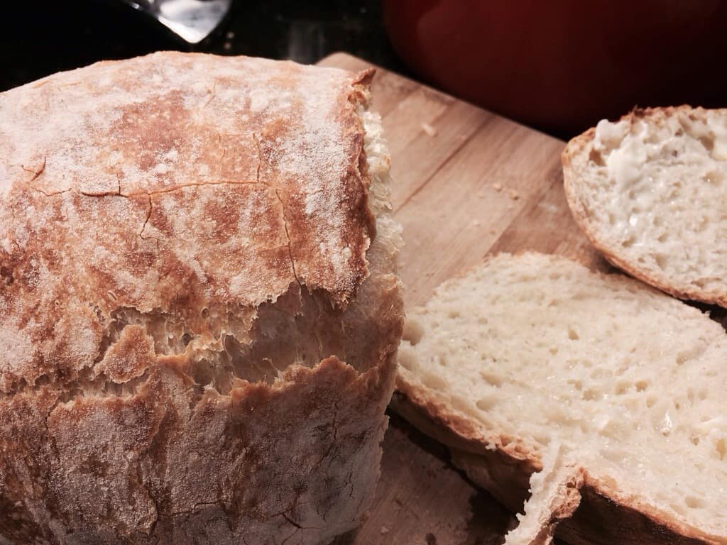 The magic of a crispy and fresh no knead bread